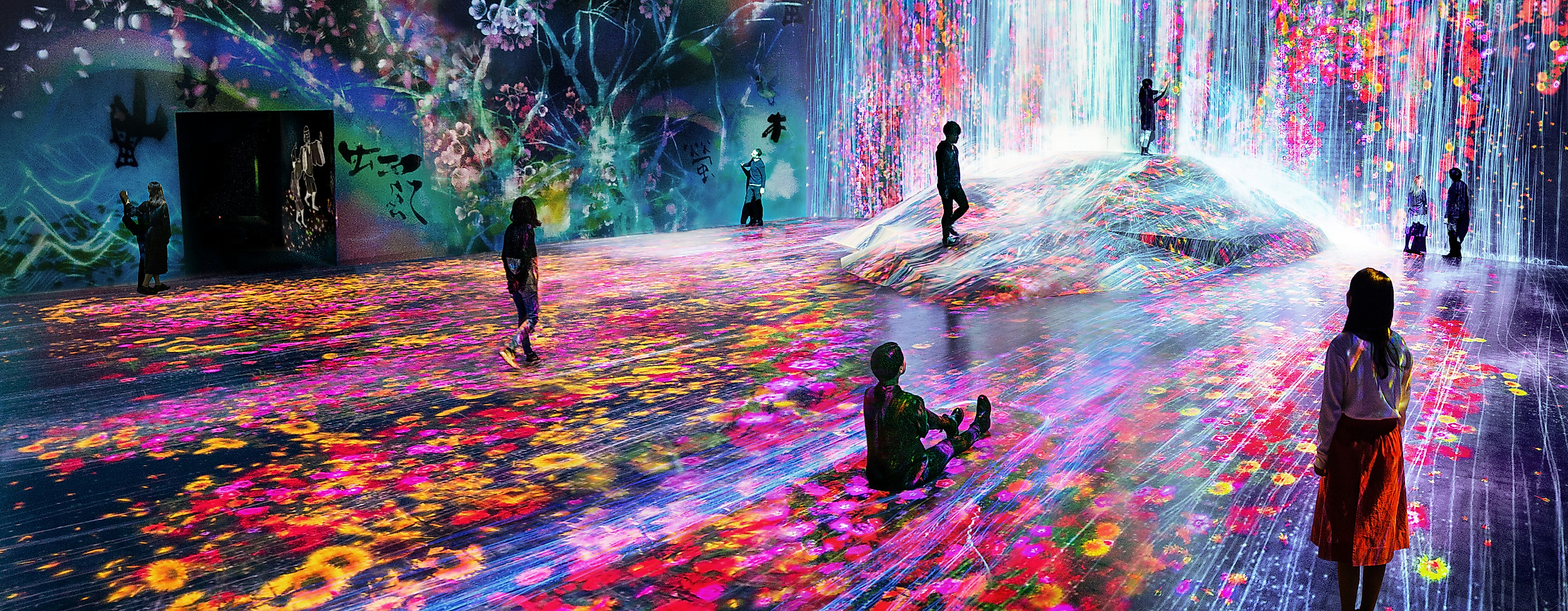 digital-art-museum_universe-of-water-particles-on-a-rock-where-people-gather_c-2021_teamlab