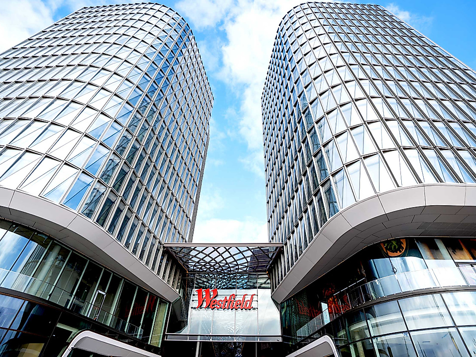 Moderne architektonische Tower am Eingang des neuen Westfield Hamburg Ueberseequartiers