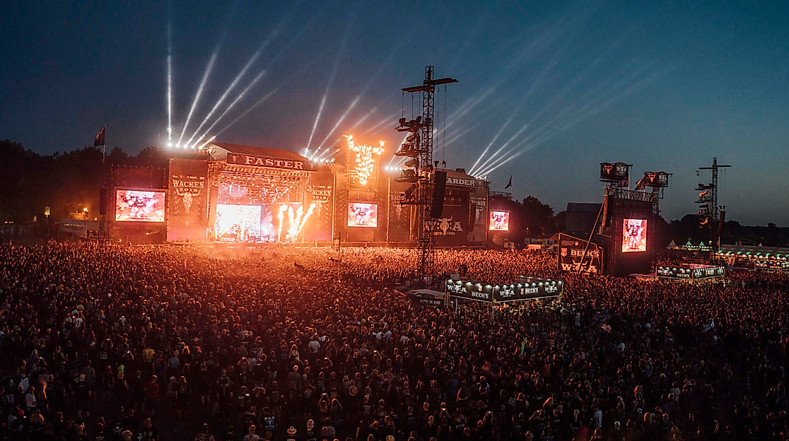 Großes Publikum bei Nacht vor hell erleuchteter Hauptbühne des Wacken Open Air Festivals