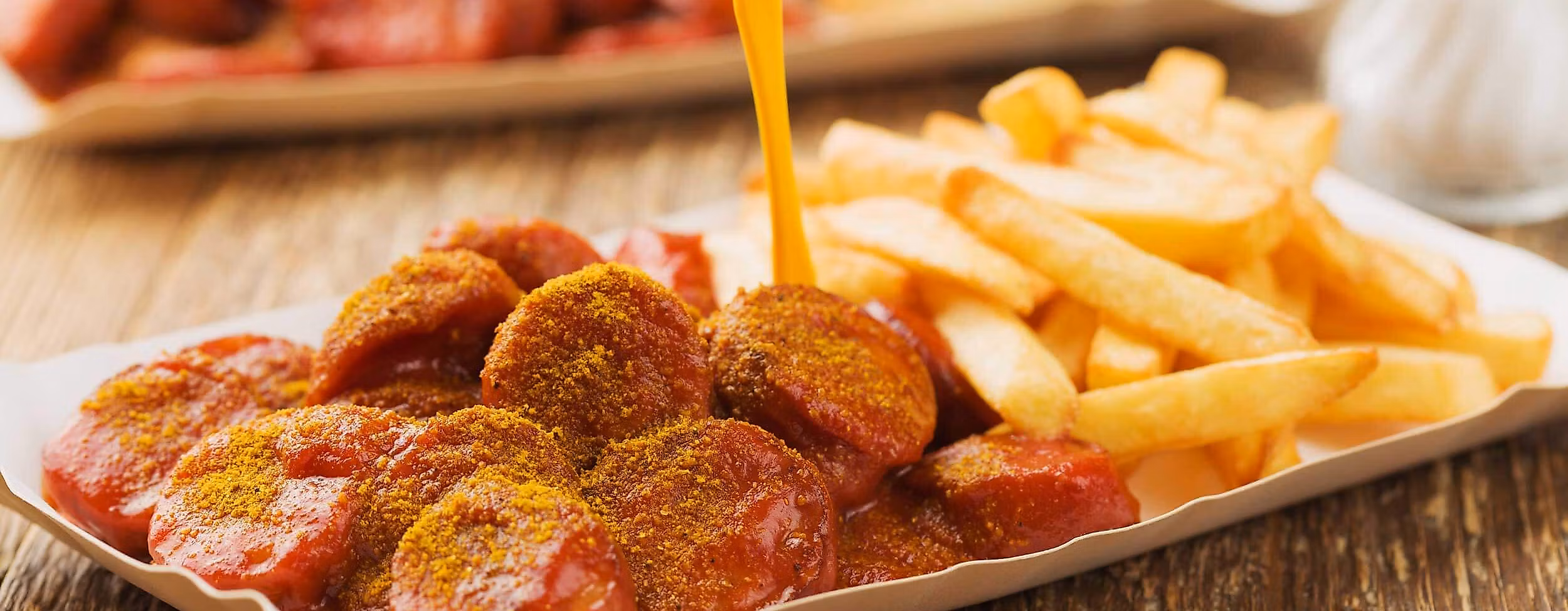 Currywurst geschnitten mit Pommes