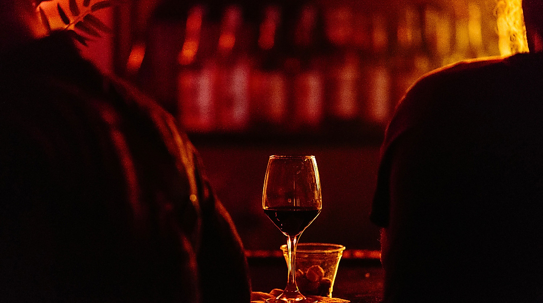 nachtleben-bar1910-c-unsplash-alexander-popov_1