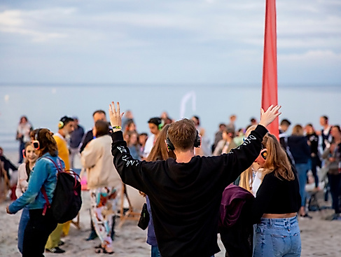 Silent Disco Scharbeutz 2023 Jugendliche tanzen © TALB