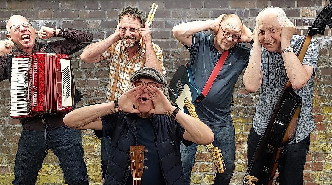 Krakeel - Musikalische Spaßmacher vor Backsteinmauer