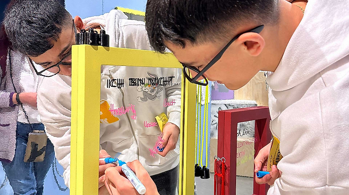 Jugendlicher-Besucher-in-der-Ausstellung-Respekt,-Foto-DASA