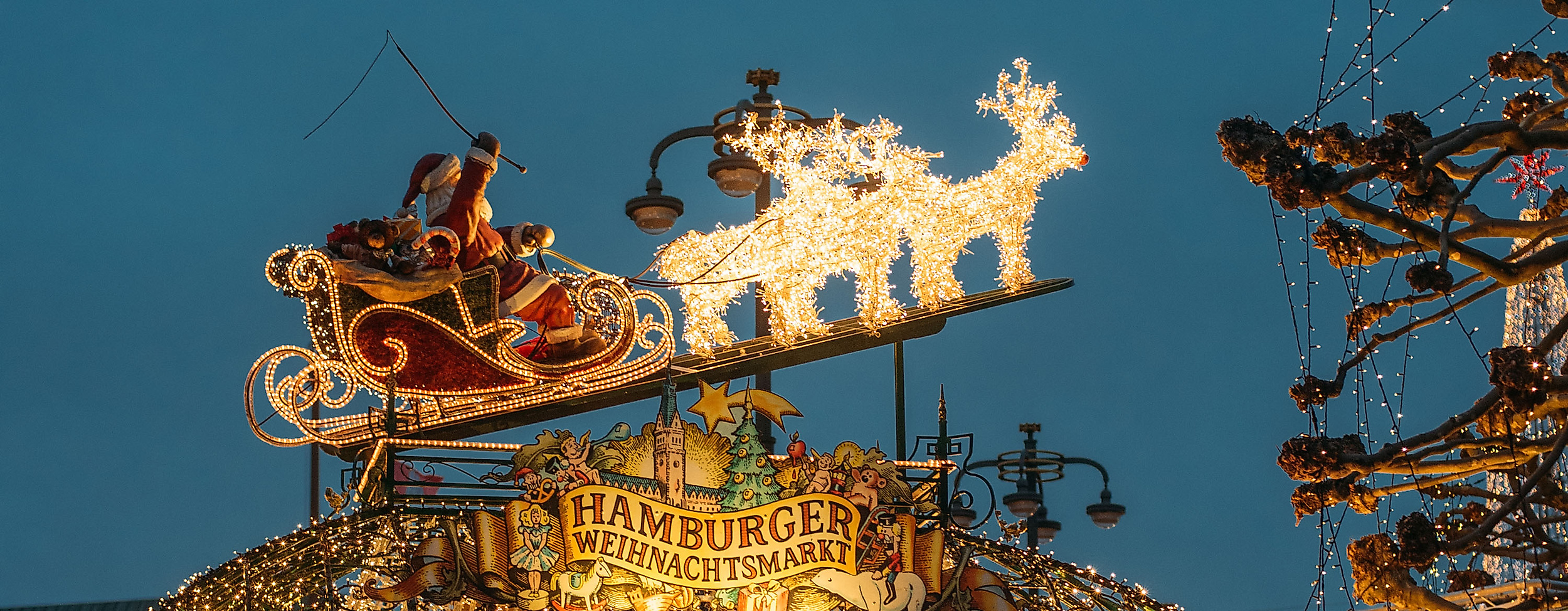 Fliegender Weihnachtsmann aus dem historischen Weihnachtsmarkt Hamburg