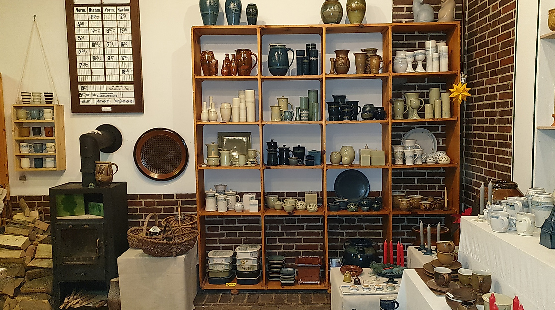 Blick in den Ausstellungsraum mit original historischer Fahrplantafel vom Bahnhof Gleschendorf.