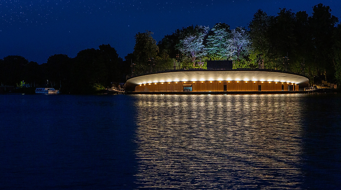 Königin der Nacht – die neue Seebühne aum Großen Eutiner See.