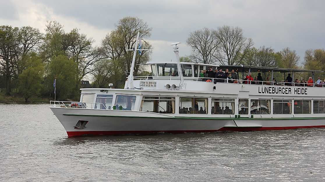 Fahrgastschiff Lüneburger Heide auf dem Elbe-Lübeck-Kanal
