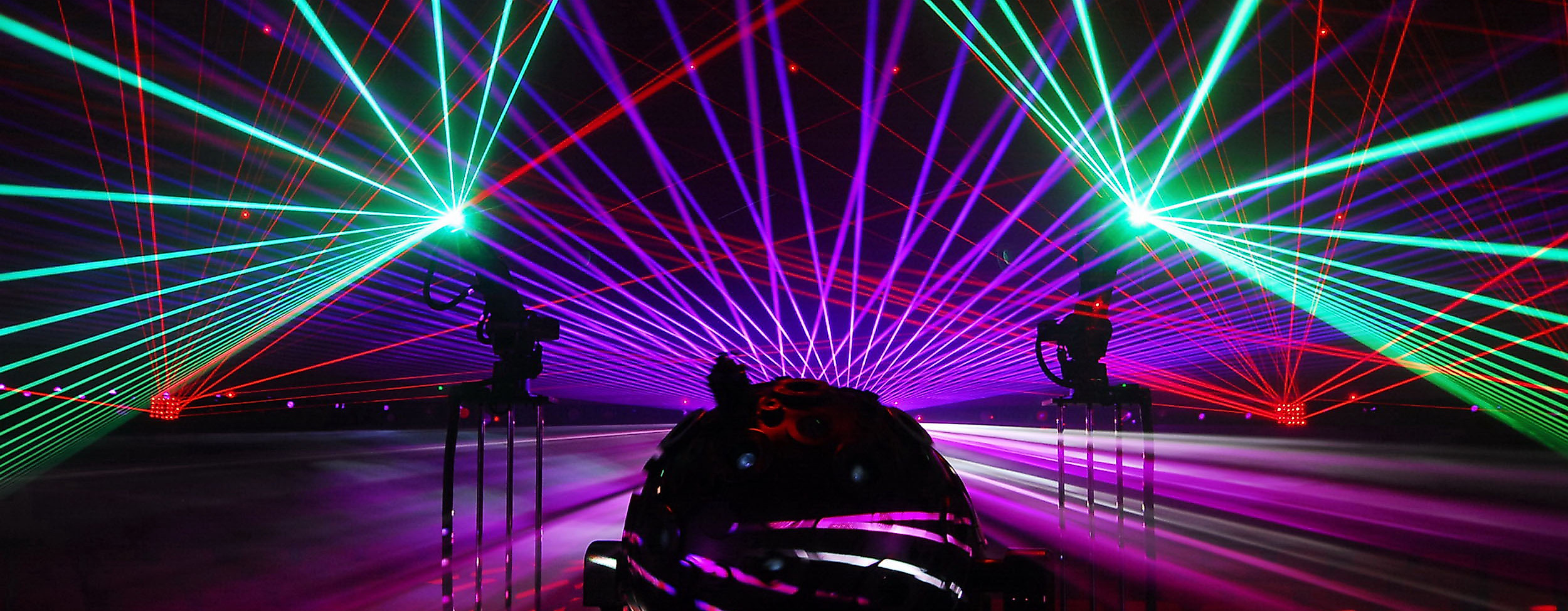 Bunte Lasershow im Kuppelsaal des Planetarium Hamburg mit Projektor im Vordergrund