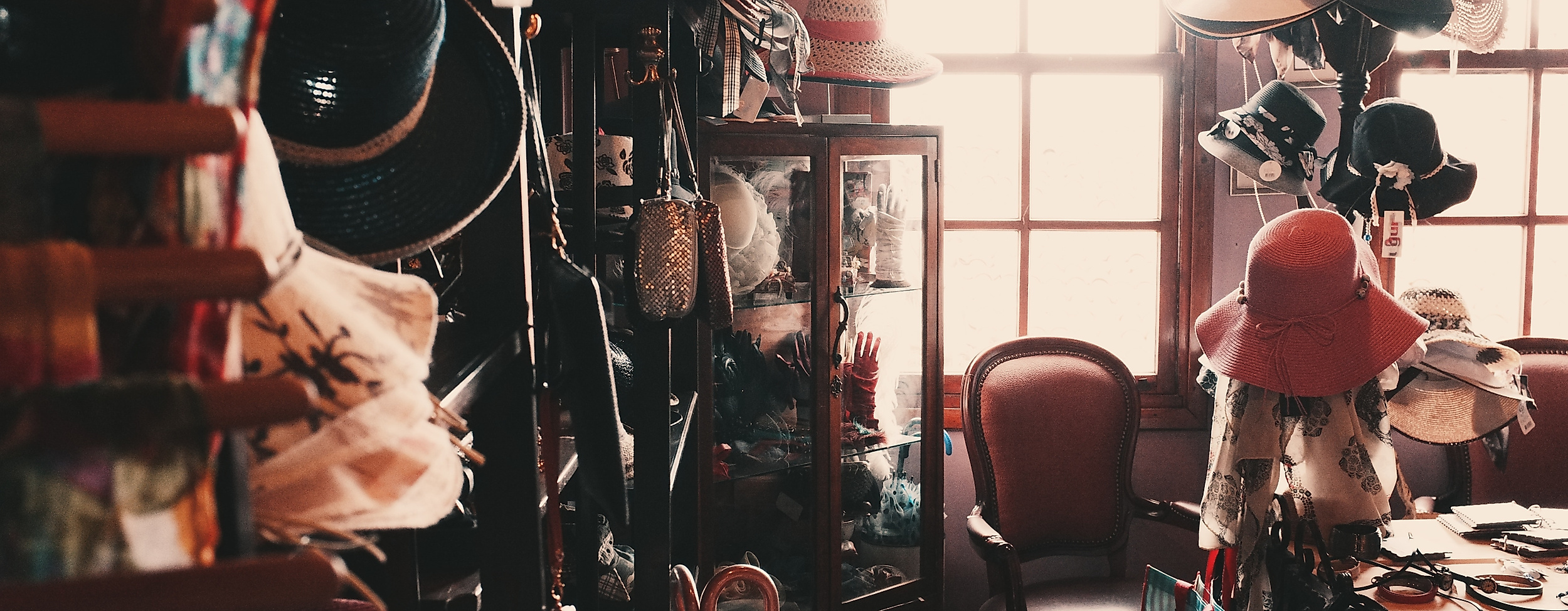 Lichtdurchfluteter Vintage-Laden in Hamburg mit Schmuck, Hüten und liebevoll arrangierten Einzelstücken