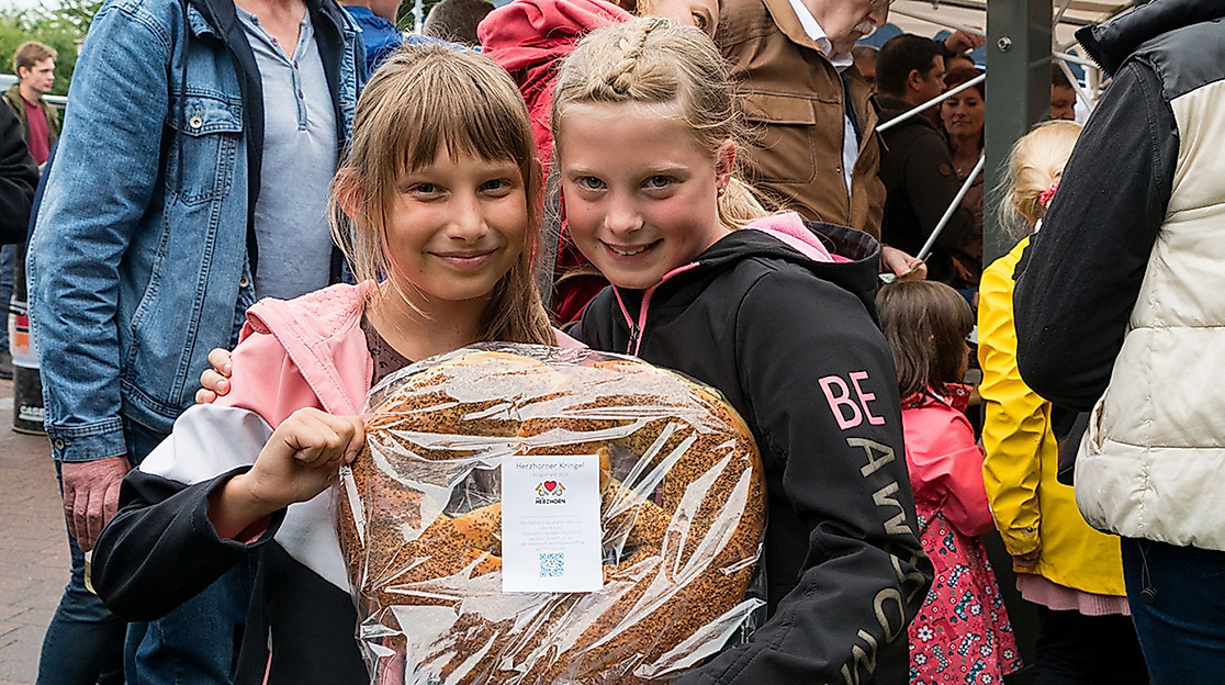 Madchen-mit-Kringel(c)Karl