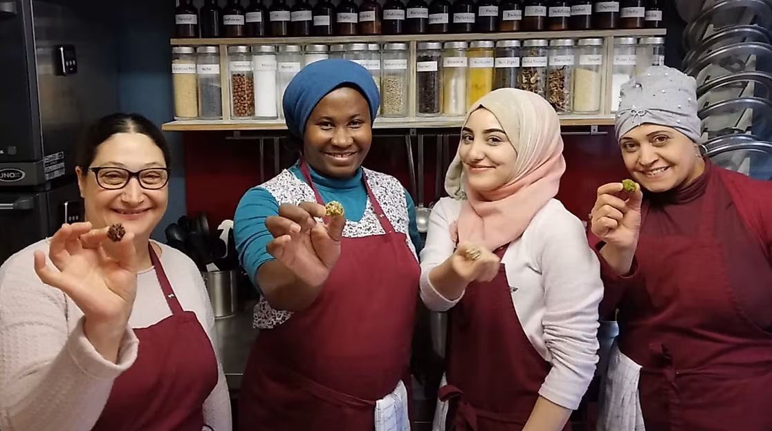 kulturchoc-poi-kulturchoc-korrekte-konfekte-in-der-hand_kulturchoc-web-2500x1500