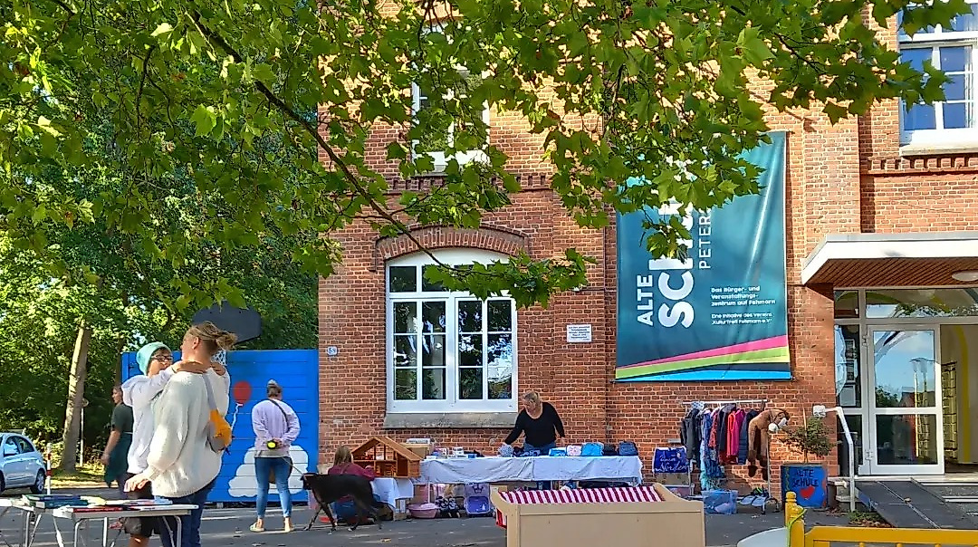Flohmarkt auf dem ehemaligen Schulhof in Petersdorf auf Fehmarn