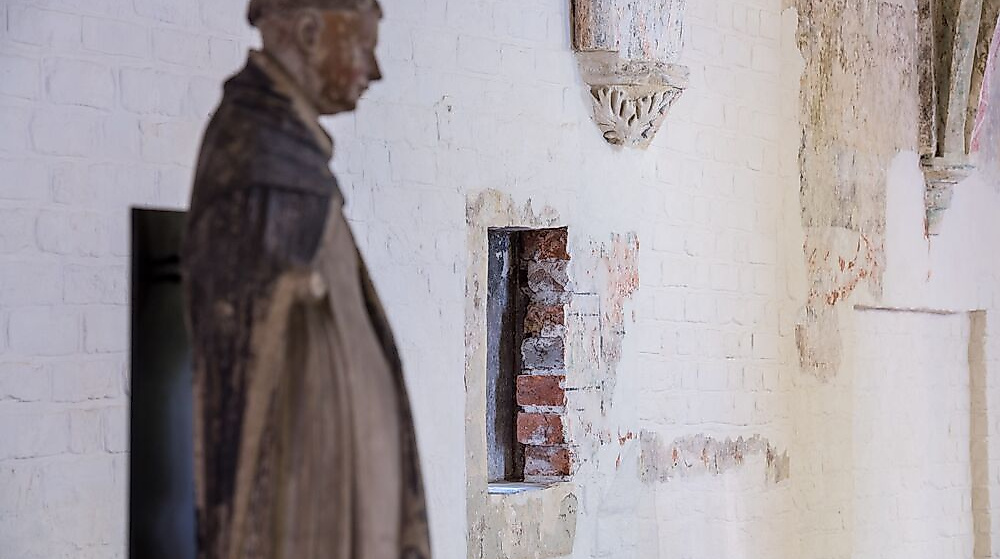 Europäisches Hansemuseum Lübeck_Seite 22_EHM_Burgkloster_Lange-Halle_Raumansicht+Dominikanerstatue_© Olaf Malzahn_64.jpg
