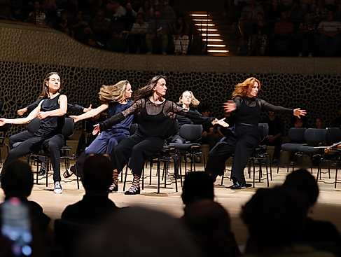 Dynamische Choreografie auf der Bühne