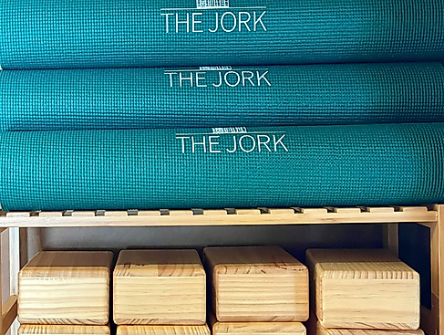 Yoga bei THE JORK – Deine Barfußoase der Achtsamkeit - Yin Yoga mit Ulrike