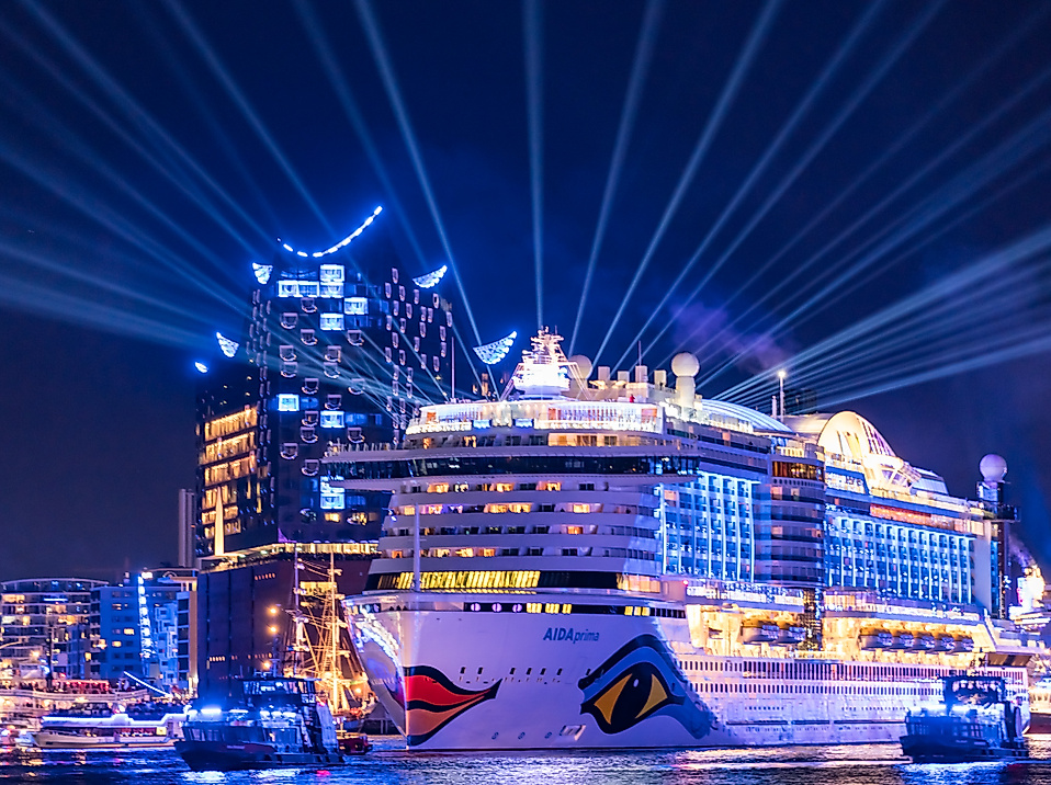 Beleuchtetes AIDA-Kreuzfahrtschiff vor der Elbphilharmonie bei Nacht während der Hamburg Cruise Days