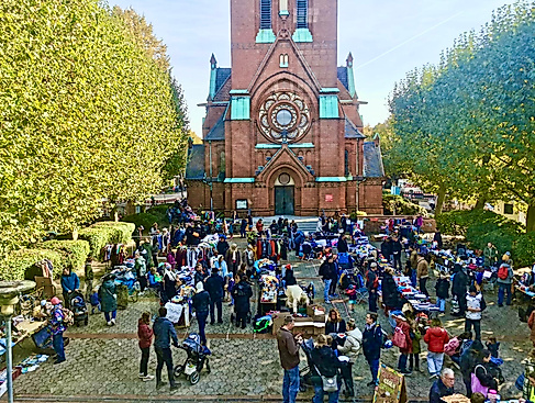 Flohmarkt auf dem Kirchplatz
