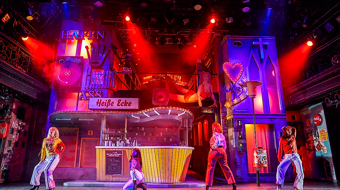 Szenenbild Heiße Ecke: Bunte Lichter und vier Darsteller:innen