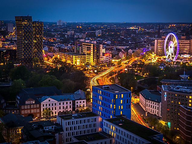 Nächtlicher Blick über St. Pauli mit Reeperbahn, Heiligengeistfeld und beleuchtetem Riesenrad