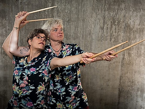 Das Duo A Quadrat mit ihren Schlagzeugstöcken (c) R. Schönthaler