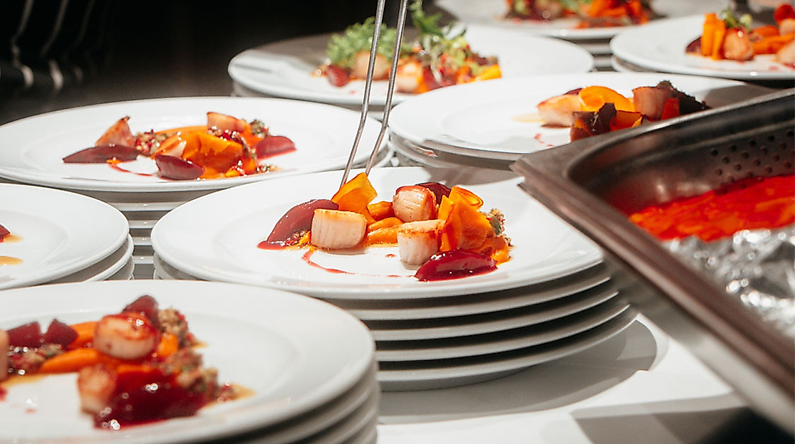 Mehrere angerichtete Gourmetteller mit kreativem Gemüsegericht beim Food-Event Open Mouth in Hamburg