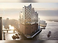 Elphi Plaza mit Franzbrötchen und Kaffee