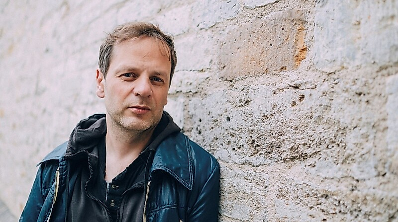 UND DER WAL SPUCKT MICH AUS – Musikalische Lesung mit Jan Simowitsch