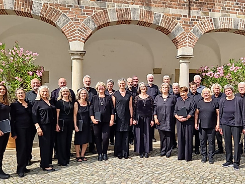 2025-vokalkreis-reinbek-im-schlosshof_privat