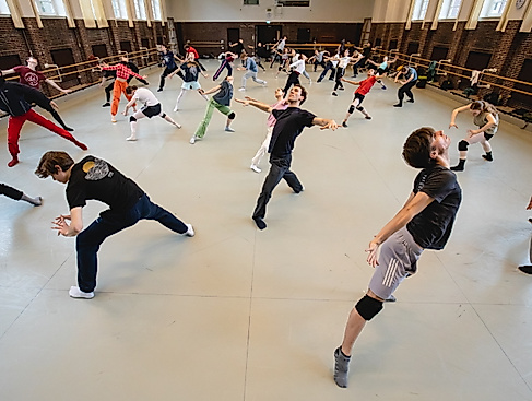 Modernes Balletttraining der Theaterklasse VII der Ballettschule des Hamburg Ballett