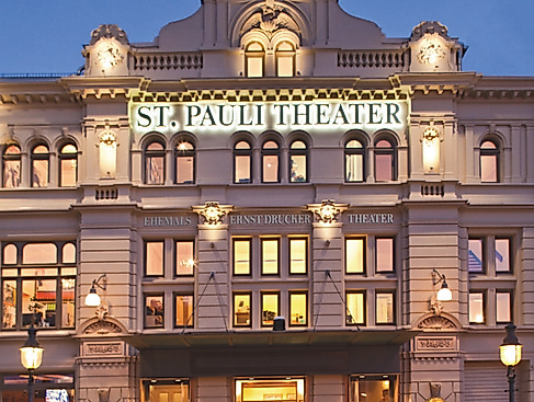 St. Pauli Theater am Abend