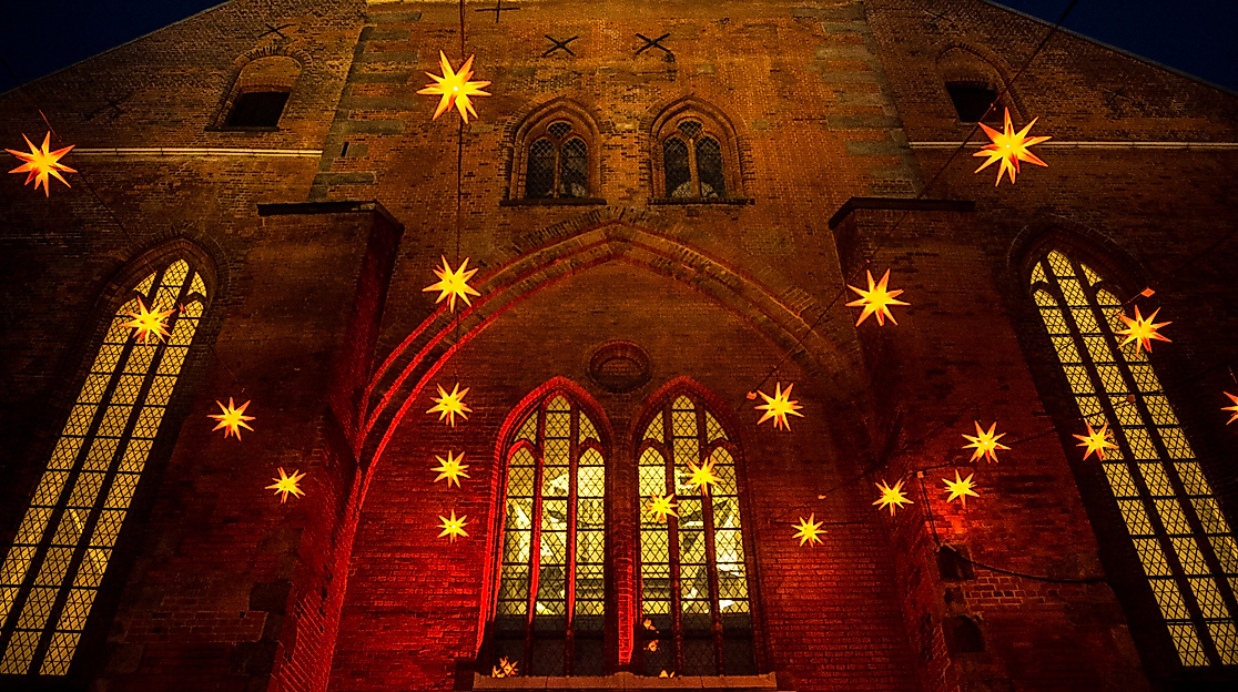 st-petri-fassade-im-advent-c-ltm-olaf-malzahn