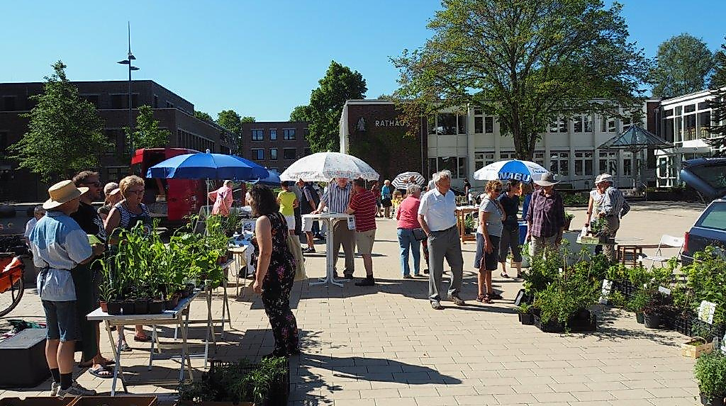 Stände mit Besuchern
