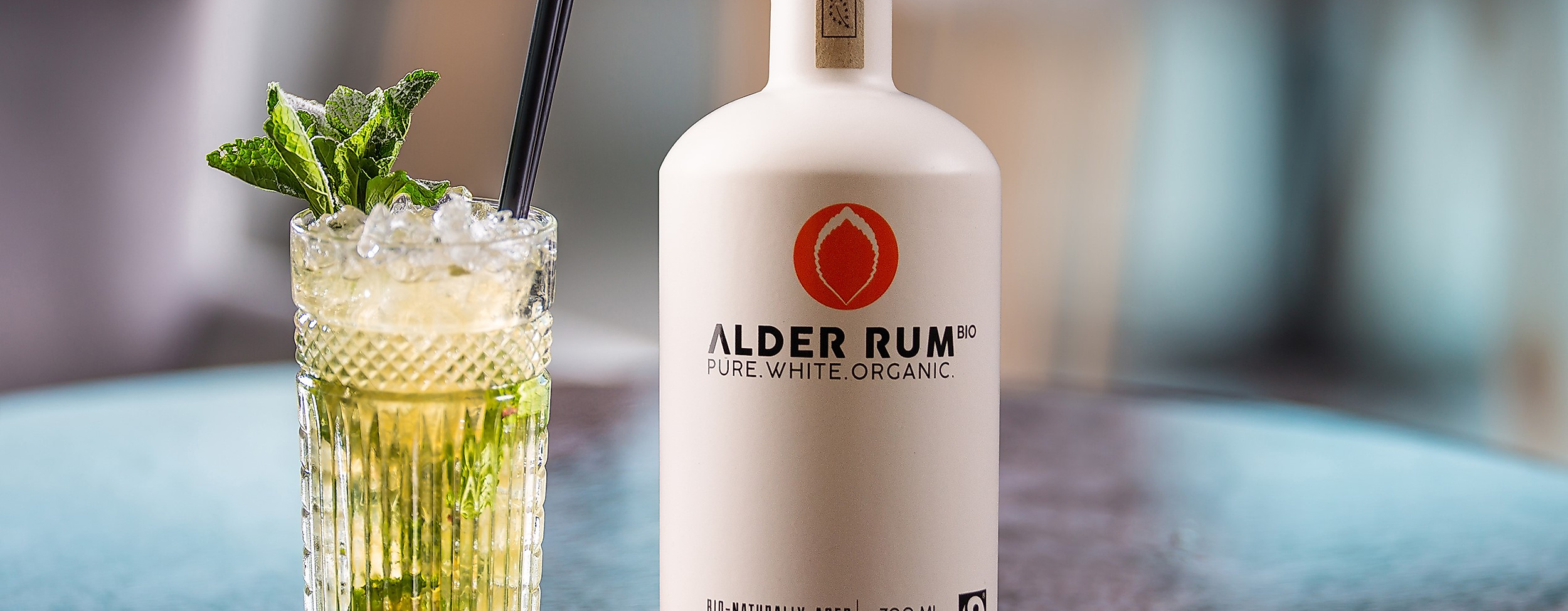 alder-rum-hamburg-bramfeld-rumflasche-mit-cocktail-longdrink-gastronomie-c-harry-geiseler