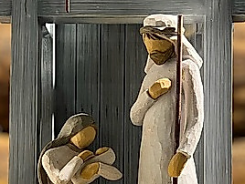 Weihnachtskrippe mit geschnitzten Holzfiguren