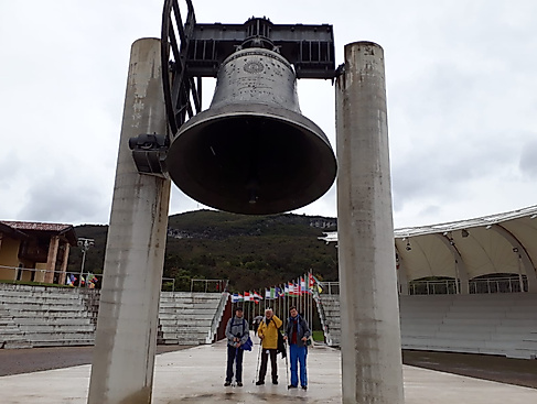 eine Glocke ruft zu Friedens-Gebete