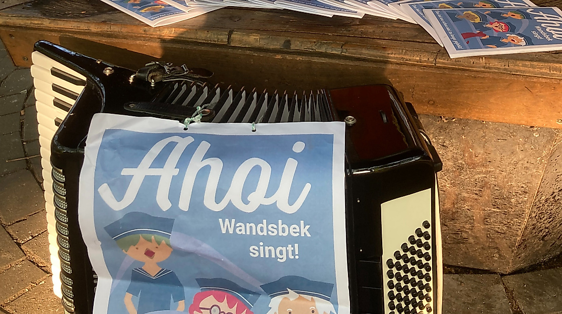 Akkordeon, mit Werbung für "Ahoi-Wandsbek singt!" versehen
