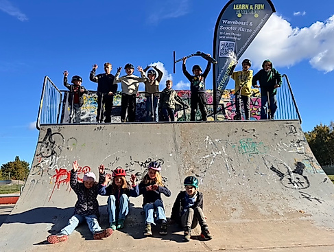 Gruppenfoto nach einem erfolgreichen Waveboard- und Scooterkurs – Kinder und Jugendliche gemeinsam auf der Skateanlage nach dem Training.