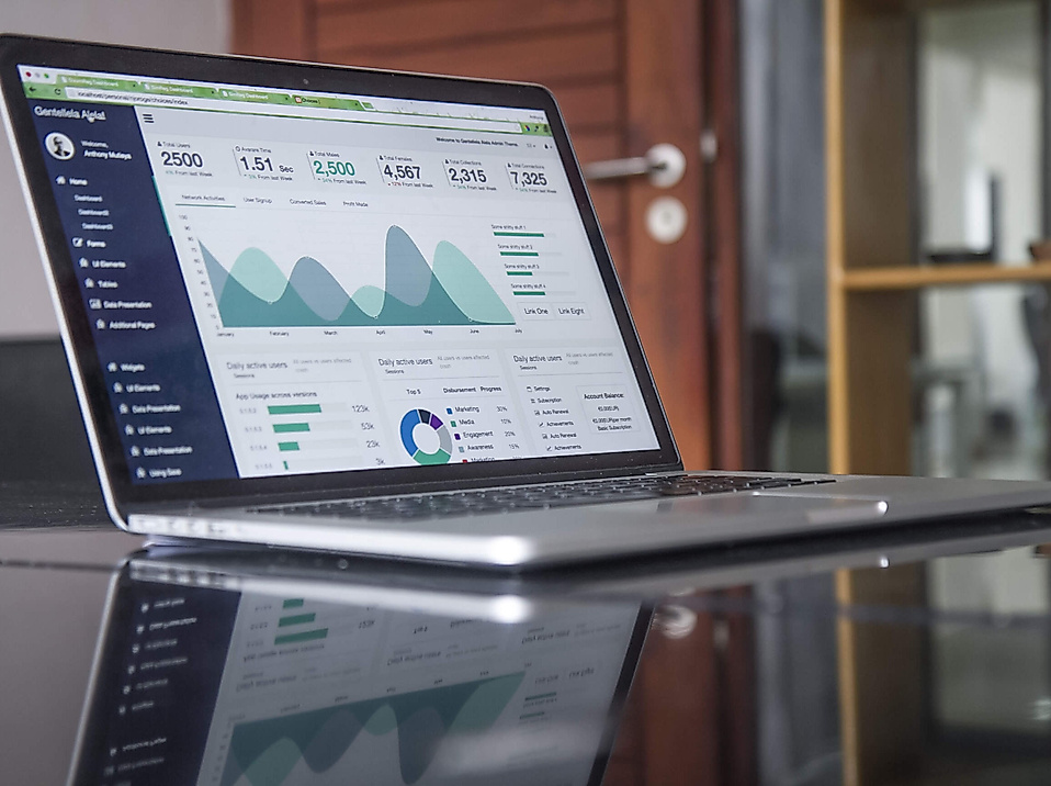  Laptop mit geöffneter Analyse-Software und Diagrammen, Symbol für datenbasiertes Produktmanagement