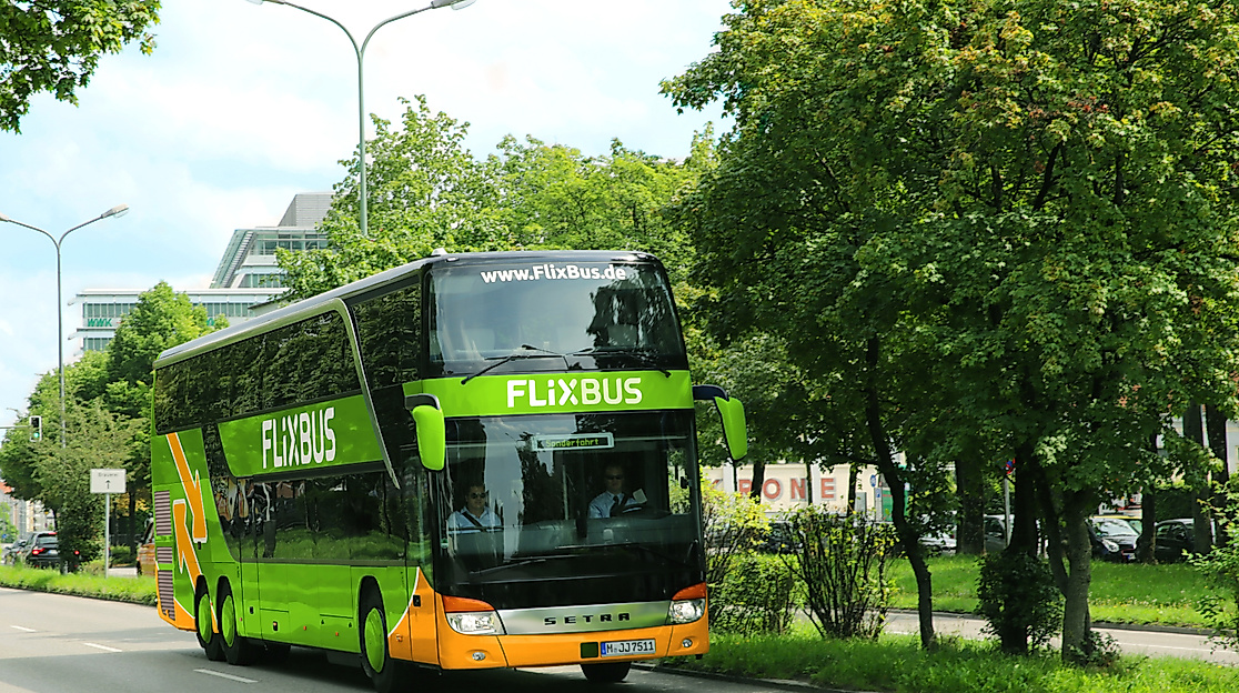 Doppelstöckiger FlixBus fährt in grüner Umgebung