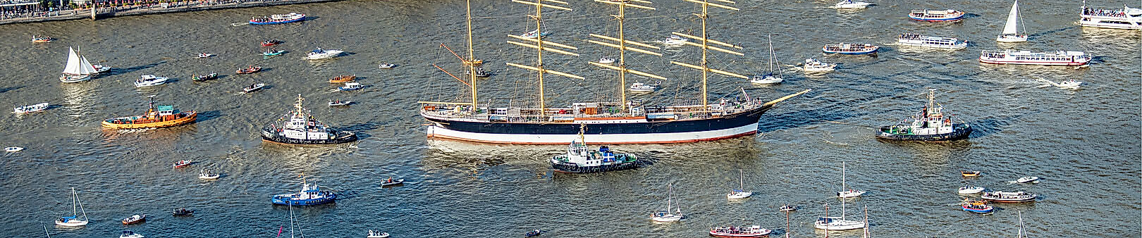 Viermastbark Peking im Hamburger Hafen, umgeben von vielen kleinen Booten beim maritimen Event