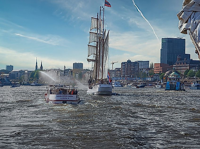 HAFENGEBURTSTAG Einlaufparade auf der Loth Loriën