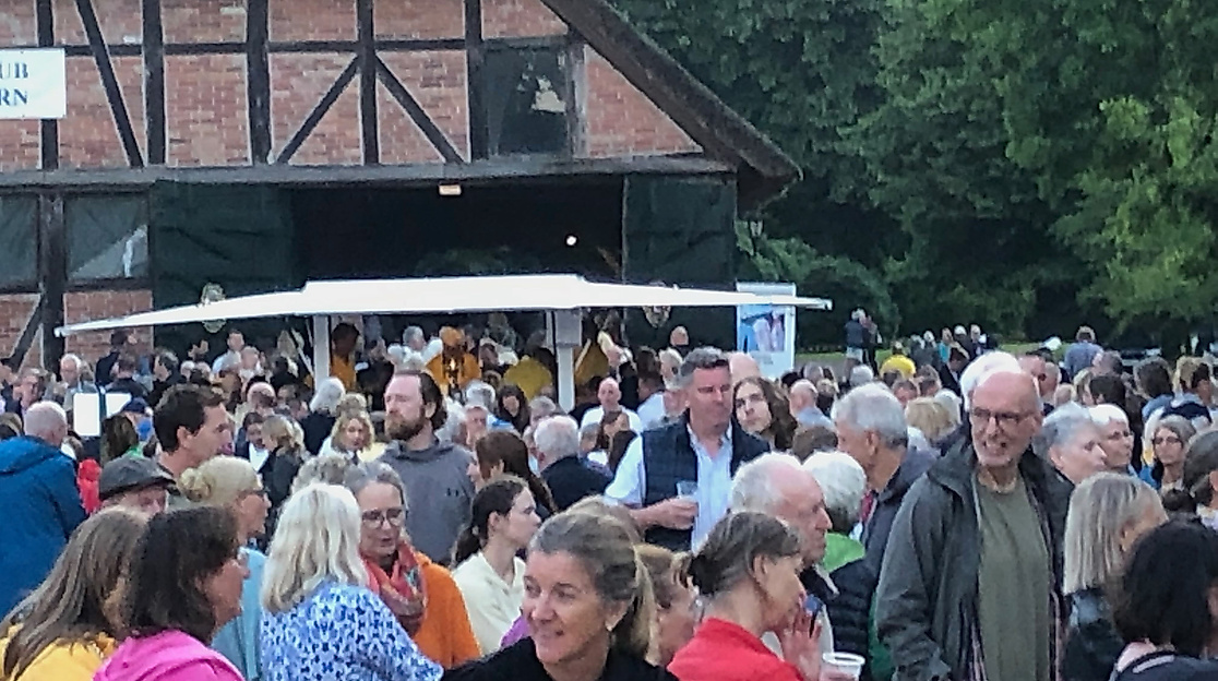 Vor dem Gebäude beim Essen und Trinken