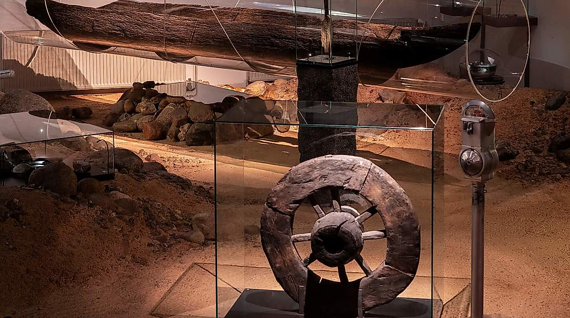 Archäologische Ausstellung, Wagenrad und Einbaum