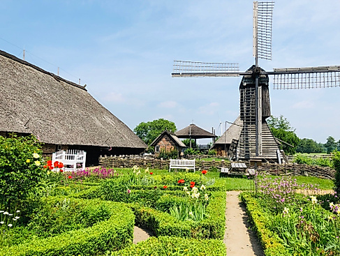 Gartenansicht vor dem Haus