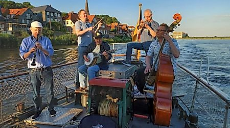 Tour mit dem Raddampfer "Kaiser Wilhelm" Fahrt mit der Old Merry Tale Jazzband