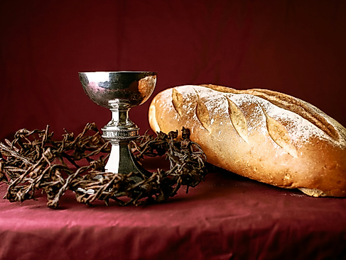 Kelch, Dornenkrone und Brot