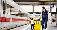 Reisende am Bahnhof