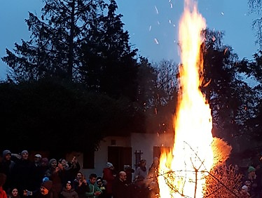 Osterfeuer im Luthergarten
