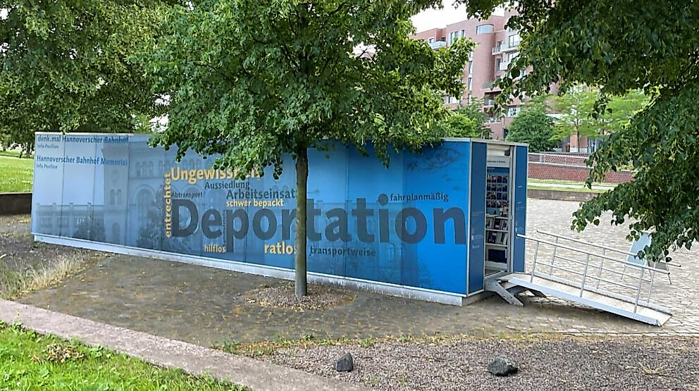 Rundgang am Gedenkort denk.mal Hannoverscher Bahnhof